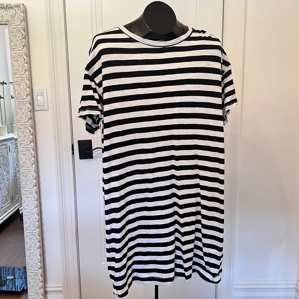 Women’s Old Navy Black & White Stripe T-Shirt Dress. NWOT. Size Large.